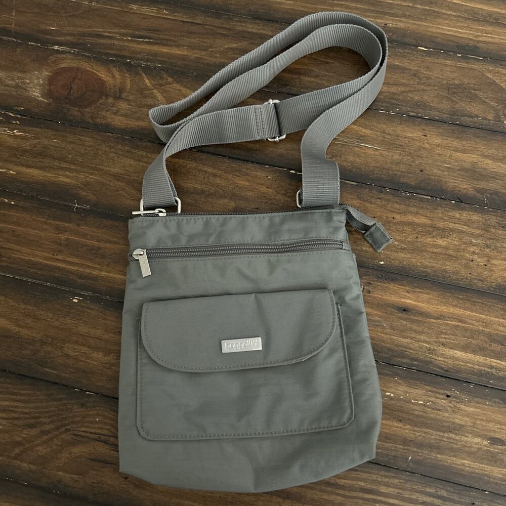 Baggallini Crossbody Shoulder Bag Adjustable Strap Zip Inner Pockets Grey